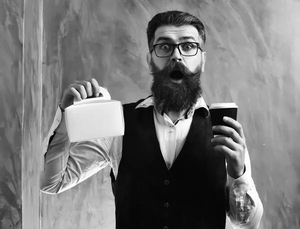 Homme barbu, brutal hipster caucasien tenant café et boîte à repas — Photo