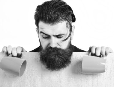 Kâğıt çarşaf ve fincanlarla vahşi beyaz hippi sakallı.