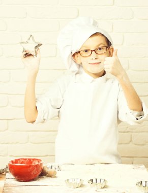 Lekeli tatlı aşçı çocuk.