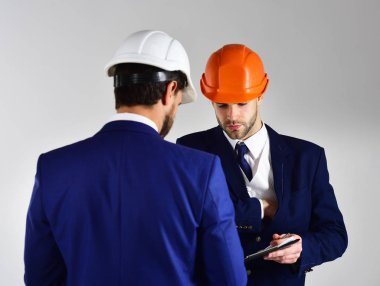 Girişimci ve mühendis arkadan görünüm.