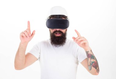 Vr gözlük ve kask, beyaz sakallı adam. Hipster konsantre yüzündeki modern teknolojisini kullanıyor. Sanal gerçeklik kavramı. Adam kafa monte ekran ile etkileşim içinde sanal gerçeklik