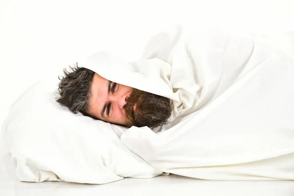 Un tipo con piel de barba debajo de una manta. Concepto de ocio fin de semana . —  Fotos de Stock