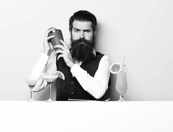 Barman barbu beau sérieux — Photo