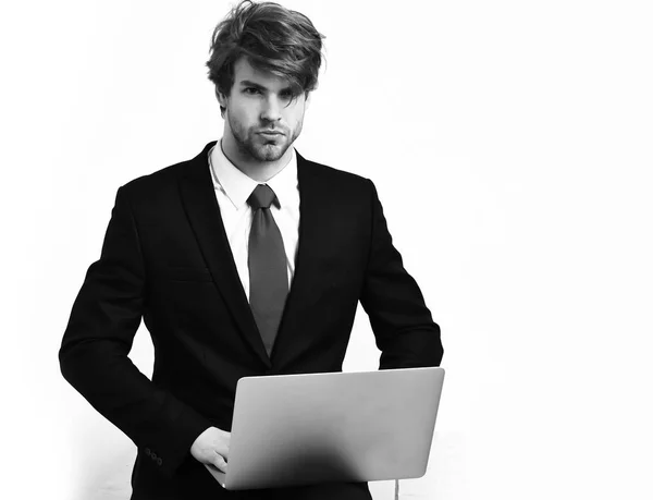 Caucasien élégant homme d'affaires tenant ordinateur portable — Photo