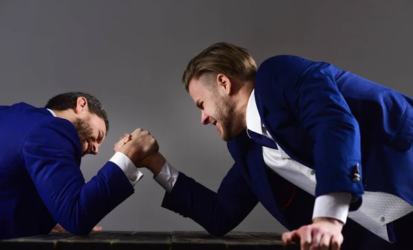 Hombres o hombres de negocios con rostros tensos compiten en armwrestling — Foto de Stock