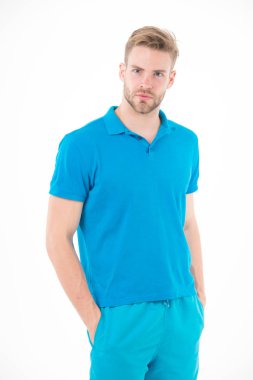 Spor moda stil ve eğilim. Adam tshirt ve beyaz arka plan üzerinde izole şort. Mavi rahat kıyafetler sakallı adam. Maço egzersiz veya eğitim için etkin aşınmaya. Fitness ve spor aktivite