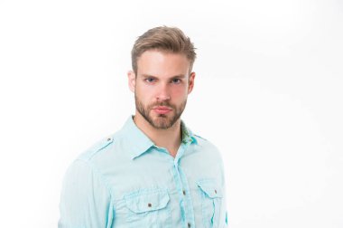 Katı yüzlü, beyaz arka planda izole edilmiş bir adam. Sakallı ya da traşsız adam yakışıklı ve bakımlı görünüyor. Sakallı ve çekici adam görünüşüne önem veriyor. Cilt bakımı kavramı