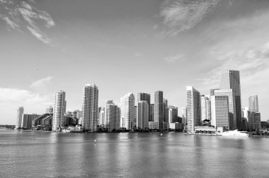 Miami gökdelenler mavi bulutlu gökyüzü, tekne yelken, havadan görünümü