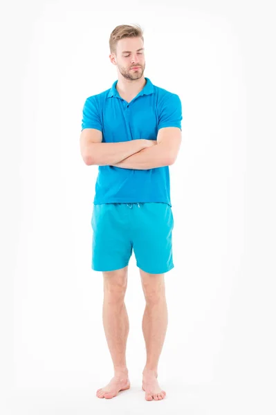 Hombre en camiseta y pantalones cortos descalzo aislado sobre fondo blanco. Hombre barbudo con los ojos cerrados con ropa azul. Macho en ropa activa para entrenamiento. Estilo y tendencia de la moda deportiva. Actividad física y gimnasia —  Fotos de Stock