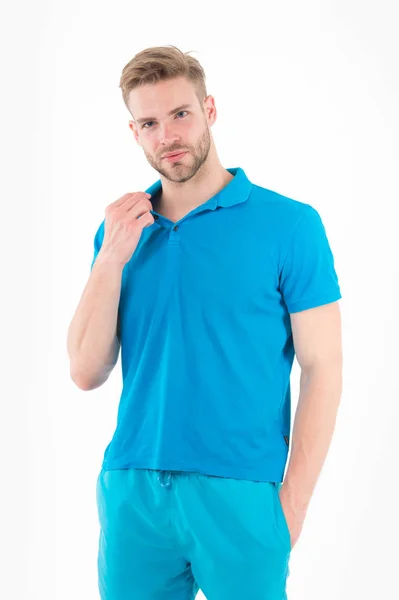 Hombre barbudo en ropa casual azul aislado en blanco. Hombre en camiseta y pantalones cortos aislados en blanco. Macho en desgaste activo para entrenamiento o entrenamiento. Estilo y tendencia de la moda deportiva. Actividad física y gimnasia — Foto de Stock