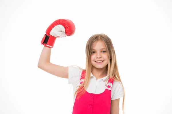 Flicka på leende ansikte poserar med boxning handske, isolerad på vit bakgrund. Kid flicka med långt hår vet hur man försvara sig själv. Flickor makt koncept. Flickan gillar boxning och sportig livsstil — Stockfoto