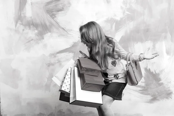 Kind Mädchen mit Geschenk Packung auf buntem Hintergrund. — Stockfoto