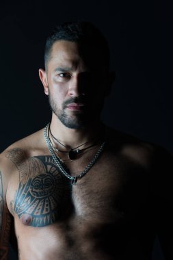 Dövmeli göğüs sakallı adam. Seksi kas gövde olan adam. Modeli dövme tasarımı ile cilt üzerinde uygun. Sporcu ya da atlet şık sakal ve saç. Welness veya sağlık ve spor