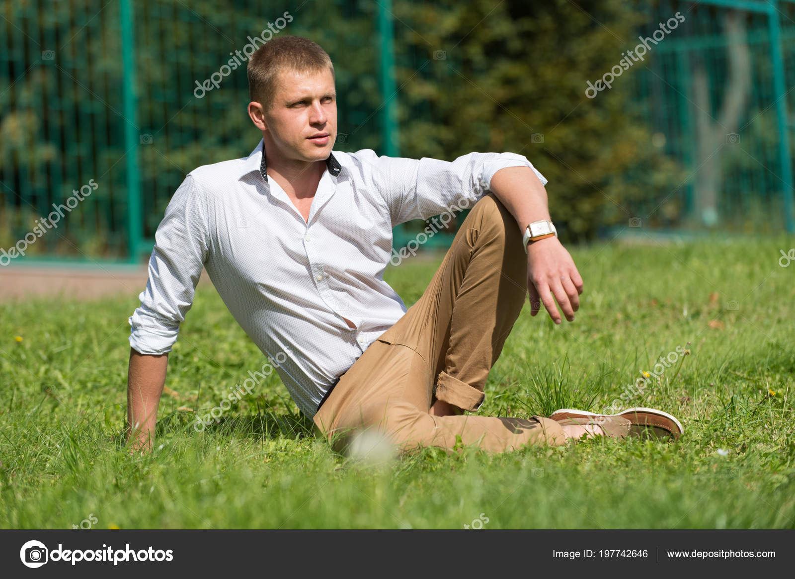 人は 緑の芝生でリラックスします シャツとパンツの日当たりの良い屋外で実業家 ハンサムなマッチョでは 夏の日をお楽しみください ファッションのスタイルと傾向 時間の概念を破る ストック写真 C Stetsik