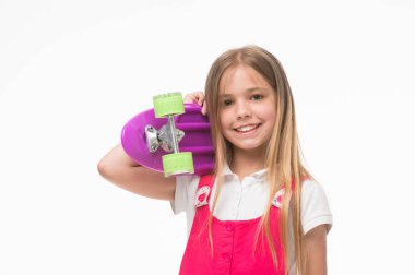 Çocuk patenci Longboard ile gülümseyen. Bir patenci kız olmak için doğmuşum. Küçük bir gülücük ver üzerine beyaz izole paten kurulu ile. Kaykay uzun saçlı çocuk. Spor aktivitesi ve enerji. Çocukluk ve etkin oyunu