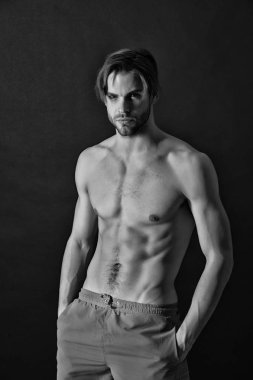 Atlet şort fit vücut ile. Sporcu seksi gövde ve göğüs. Eğitim ve egzersiz etkinlik içinde jimnastik salonu. Altı paket ve ab kasları olan adam. Spor ya da fitness ve welness kavramı, siyah ve beyaz