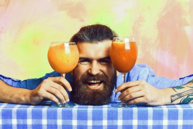 Tropikal alkollü taze kokteyller arasında bıyıklı Kafkas hippisi.