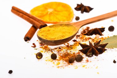 Sıcak içecekler baharat seti. Baharatlar, kurutulmuş portakal, tarçın, kakule ve beyaz zemin üzerine Hindistan cevizi kaşıkla. Baharat Seti kavramı. Baharat seti hazırlamak için mulled şarap ya da sıcak içecek, yakın çekim