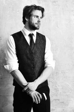 Sabah kahvesi, genç ciddi iş adamı elinde kağıt bardak tutuyor.