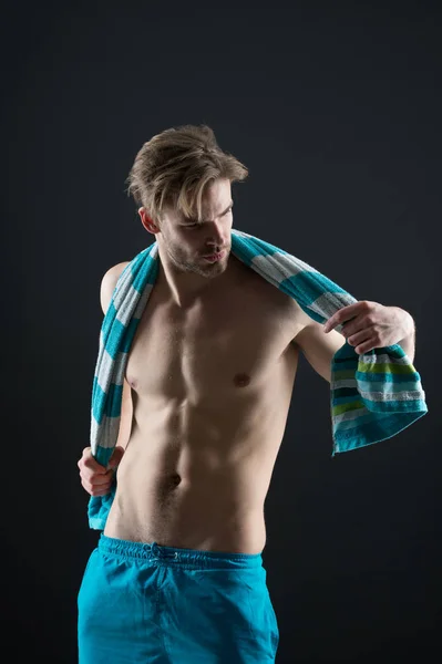 Hombre limpie con toalla después del entrenamiento. Deportista con torso desnudo en forma. Atleta sexy con seis paquetes y músculos abdominales. Deporte y fitness. Higiene o concepto de salud y cuidado corporal —  Fotos de Stock