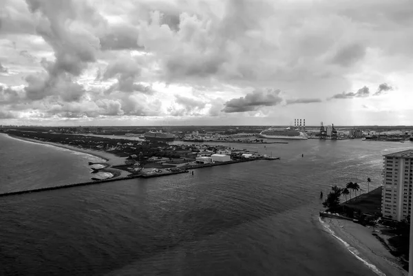 Sea port waterfront med blå vatten i Usa — Stockfoto