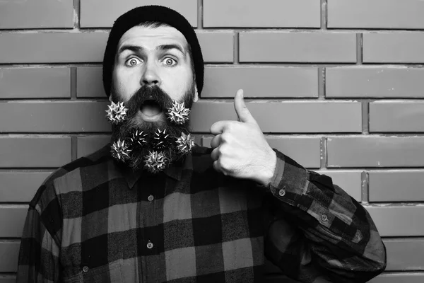 Bearded man, brutal caucasian surprised hipster with gift decorative stars — Stock Photo, Image