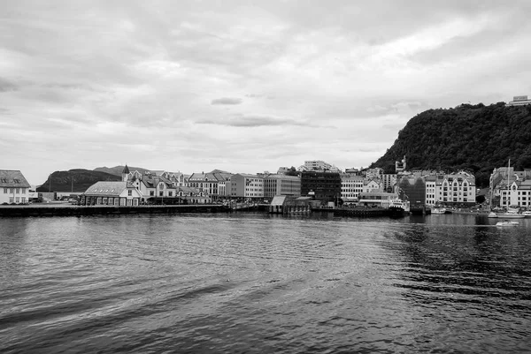 Arquitetura da cidade e montanha da água do mar em Alesund, Noruega — Fotografia de Stock