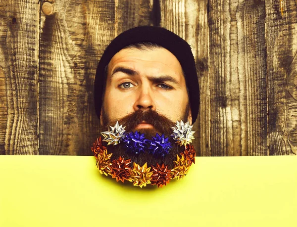 Homem barbudo, brutal caucasiano pensativo hipster com estrelas de decoração do presente — Fotografia de Stock