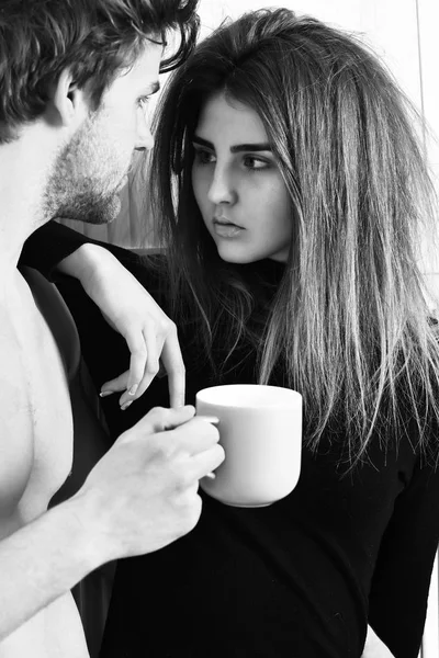 Paar von bärtigen Mann mit niedlichen sexy Mädchen hält Tasse — Stockfoto