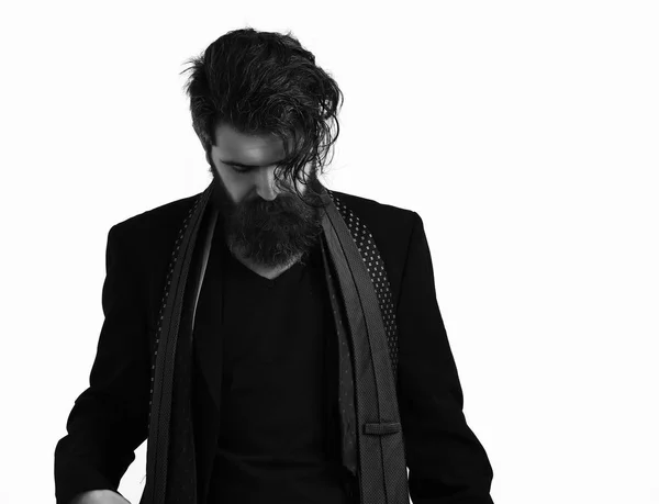 Brutaler kaukasischer Hipster im schwarzen Anzug mit Krawatten auf den Schultern — Stockfoto