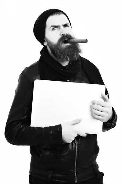 Barbudo brutal caucasiano hipster segurando laptop e fumar sigar — Fotografia de Stock