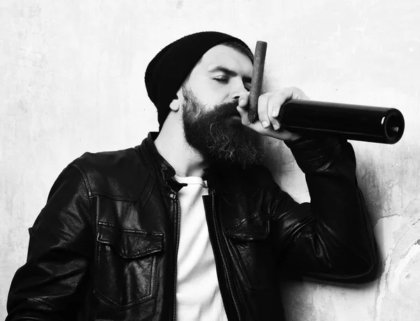 Barbu brutal caucasien hipster tenant bouteille et fumer cigare — Photo