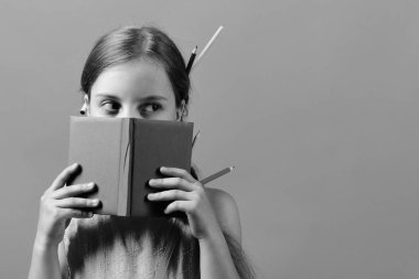 Saç renkli kalemler ile pembe bluz evlat