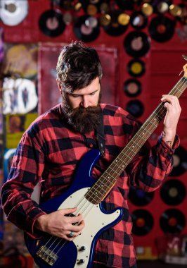 Adam meşgul yüz tutan gitar, müzik çalma,