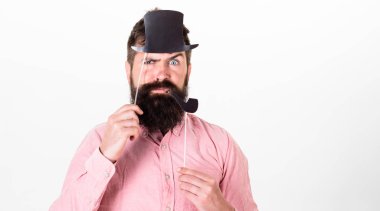 Beyefendi şık sakal ve bıyık katılıyor parti, kutlama konsepti ile. Holding kağıt silindir şapka ve yasaktır boru sakallı adam. Beyaz arka plan üzerinde izole pembe gömlek giymiş uzun sakallı