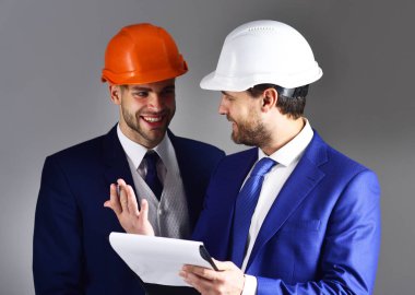 Patron ile neşeli yüzü mühendisi proje gösterir.