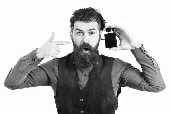 驚くべき顔をした香水を持った髭の男 — ストック写真