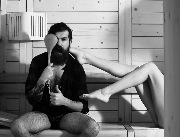 Смішний чоловік і жіночі ноги — стокове фото