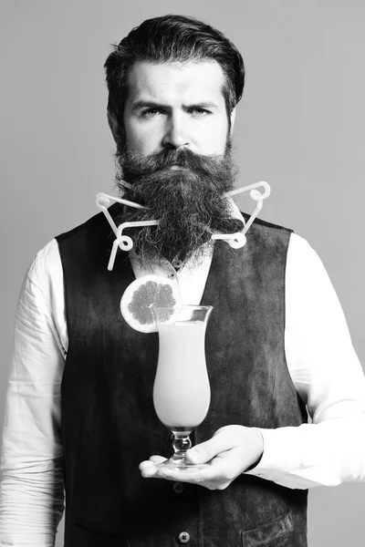 Sérieux beau barbu homme — Photo