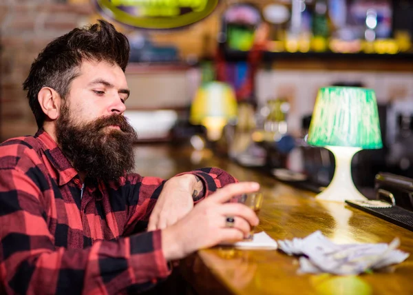 Conceito de depressão e alcoolismo. Homem com cara triste senta-se sozinho — Fotografia de Stock