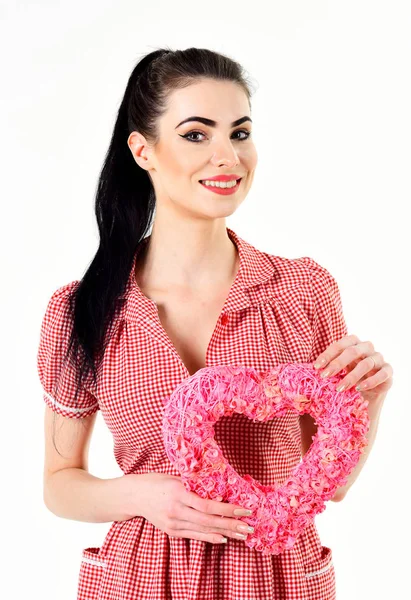 Sexy chica sostiene un rosa corazón — Foto de Stock