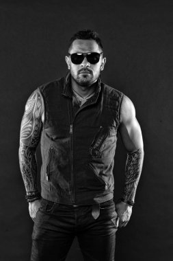 Güçlü silah dövme sakallı adam. Tıraşsız yüzündeki sakallı dövme modeli. Pazı ve triceps dövmeli adam. Moda maço trendy güneş gözlüğü. Moda stil ve trend, siyah ve beyaz