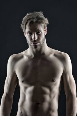 Adam atlet Sığdır gövde ile. Seksi göğüs ve karın ile vücut geliştiricisi. Sporcu altı paketi ve ab kas göster. Egzersiz ve spor salonunda eğitim etkinliği. Spor welness ve fitness kavramı, vintage filtre.