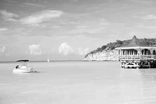 Deniz plaj tekne ve st johns, antigua içinde sığınak ile — Stok fotoğraf