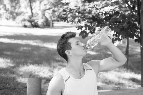 Deportista beber agua en el parque en el día soleado — Foto de Stock