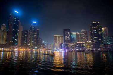Dubai, Birleşik Arap Emirlikleri - 26 Aralık 2017: Dubai Marina manzarası, gece. Binalar ışık yansıması su ile. Mimari veya yapı ve tasarım. Yolculuk tutkusu ve tatil
