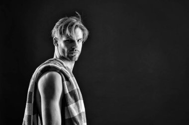 Adam eğitimden sonra havlu ile. Fitness atlet şort Sığdır gövde ile. Seksi sporcunun kas göğüs ve karın ile. Spor ve sağlık. Hijyen veya sağlık ve welness, siyah-beyaz alanı Kopyala