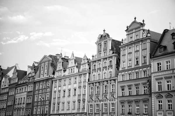 Wroclaw, Polonya pazar meydanında renkli cephe ile evler — Stok fotoğraf