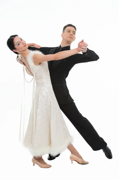 Dança de salão casal em uma pose de dança isolado no branco — Fotografia de Stock