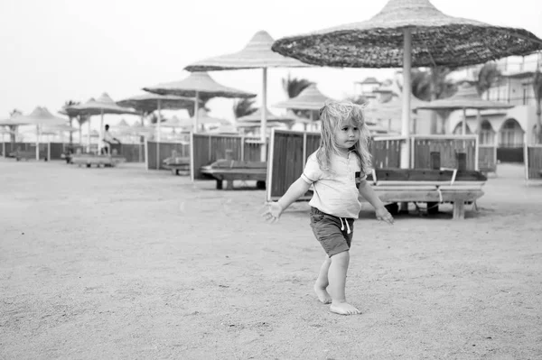 Παιδί περπατάτε ξυπόλητοι στην άμμο ηλιόλουστη ημέρα — Φωτογραφία Αρχείου